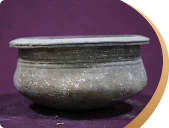Ceramics：Ceramic drum, white glaze and black flower cover jar
